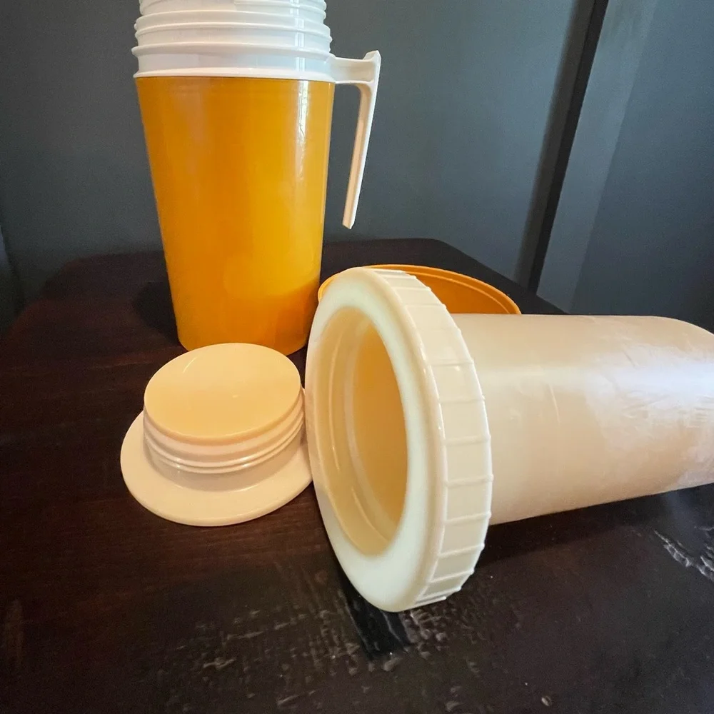 Vintage Thermos pint size mustard yellow‎ handle hot or cold